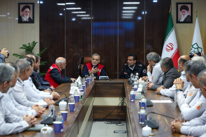 پزشکیان: عبور از چالشهای پیش رو بدون حضور و حمایت مردم ممکن نیست پزشکیان: عبور از چالشهای پیش رو بدون حضور و حمایت مردم ممکن نیست