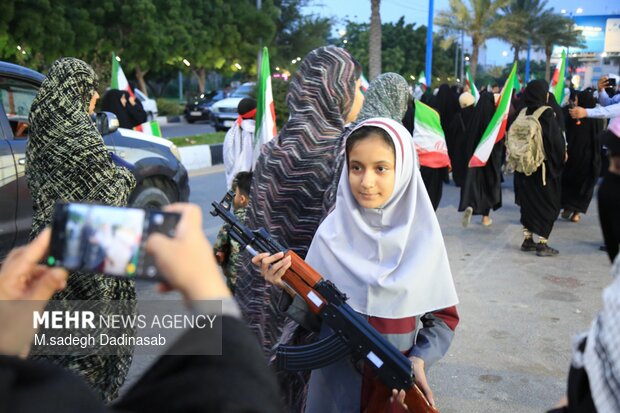 اجتماع دختران جان فدای ایران در جزیره قشم