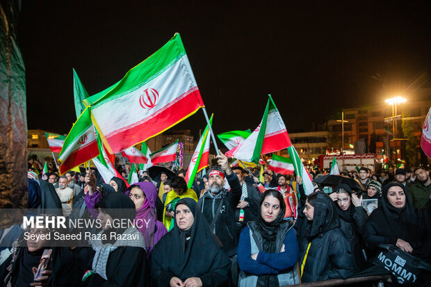 İran halkının silahlı kuvvetlere desteği sürüyor