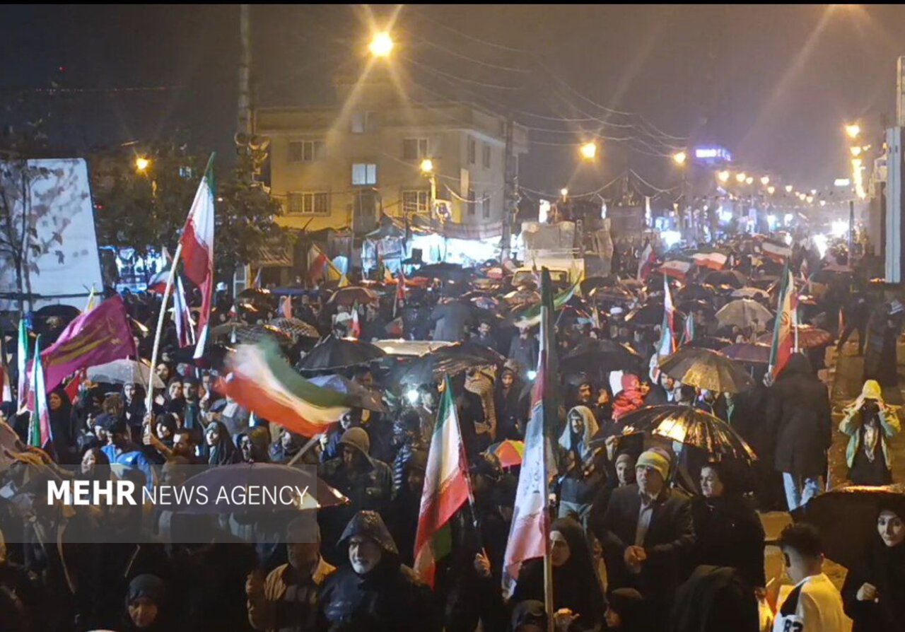 باران مانع از برگزاری راهپیمایی یاسوج نشد؛ مراسمی با عظمت در دیار آریوبرزن برگزار گردید. باران مانع از برگزاری راهپیمایی یاسوج نشد؛ مراسمی با عظمت در دیار آریوبرزن برگزار گردید.