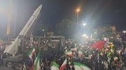 موشک «قدر» مهمان مردم در میادین ونک و انقلاب شد