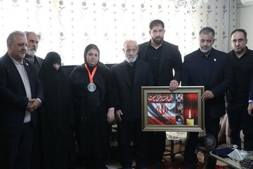 ملی‌پوش کشتی مدال خود را به شهدای جنگ رمضان اهدا کرد