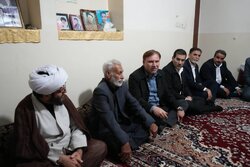 استاندار بوشهر به دیدار خانواده شهدای جنگ رمضان رفت