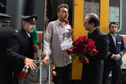 استقبال از خانواده‌های شهدای مدرسه میناب در مشهد