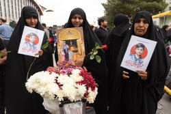 ورود جمعی از خانواده شهدای میناب به مشهدالرضا(ع)