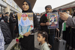 استقبال از خانواده‌های شهدای مدرسه میناب در مشهد