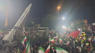 Tahran'da ABD ve İsrail'e karşı füzeler eşliğinde protesto