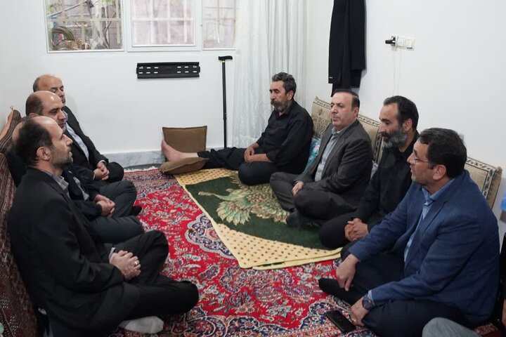 دیدار استاندار قزوین با خانواده شهیده کودک در نجف‌آباد قزوین