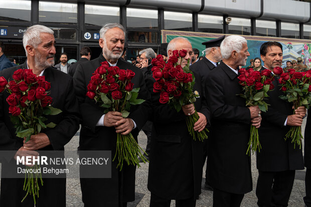 استقبال از خانواده‌های شهدای مدرسه میناب در مشهد