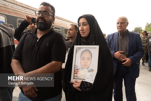 استقبال از خانواده‌های شهدای مدرسه میناب در مشهد