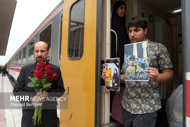 استقبال از خانواده‌های شهدای مدرسه میناب در مشهد