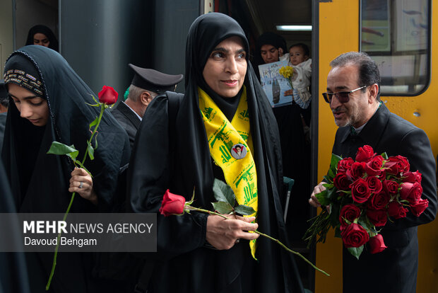 استقبال از خانواده‌های شهدای مدرسه میناب در مشهد