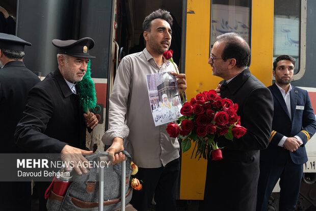 استقبال از خانواده‌های شهدای مدرسه میناب در مشهد