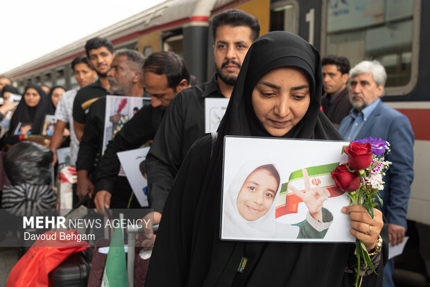 استقبال از خانواده‌های شهدای مدرسه میناب در مشهد