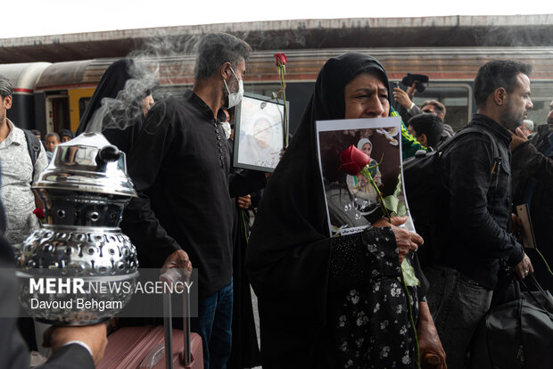 استقبال از خانواده‌های شهدای مدرسه میناب در مشهد