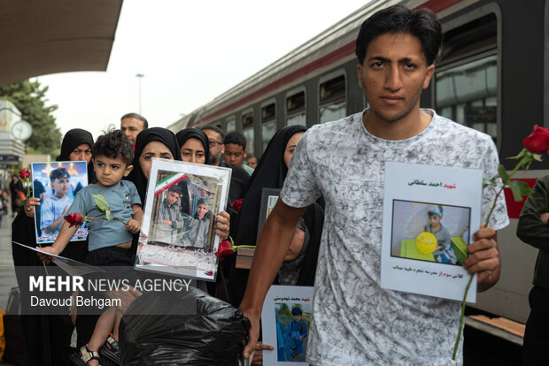 استقبال از خانواده‌های شهدای مدرسه میناب در مشهد