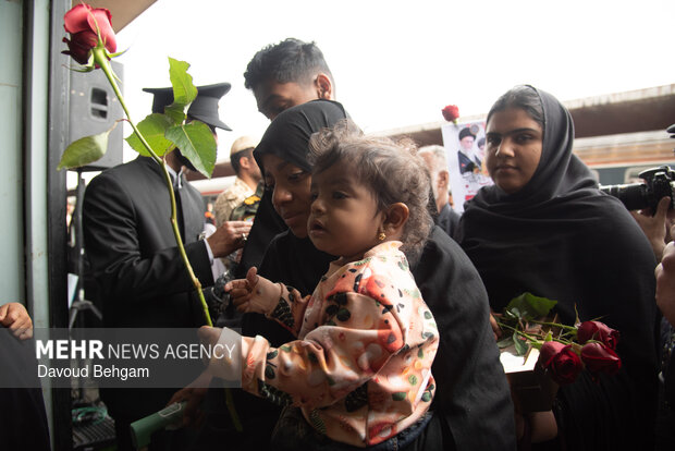 استقبال از خانواده‌های شهدای مدرسه میناب در مشهد