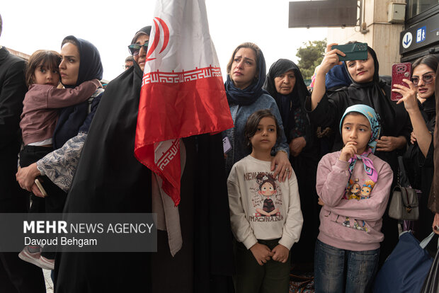 استقبال از خانواده‌های شهدای مدرسه میناب در مشهد