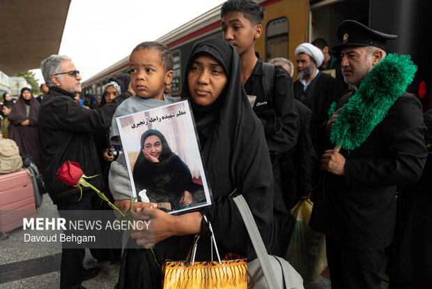 استقبال از خانواده‌های شهدای مدرسه میناب در مشهد