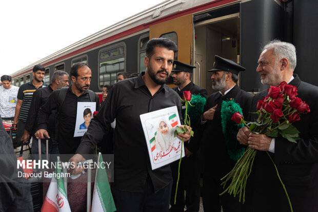 استقبال از خانواده‌های شهدای مدرسه میناب در مشهد