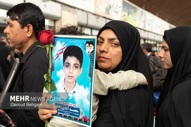 استقبال از خانواده‌های شهدای مدرسه میناب در مشهد