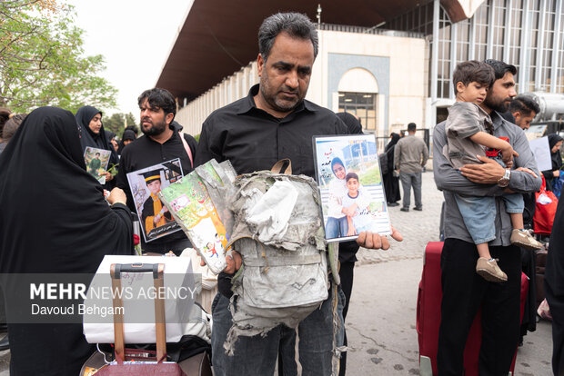 استقبال از خانواده‌های شهدای مدرسه میناب در مشهد