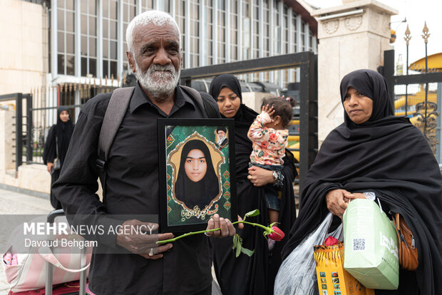 استقبال از خانواده‌های شهدای مدرسه میناب در مشهد