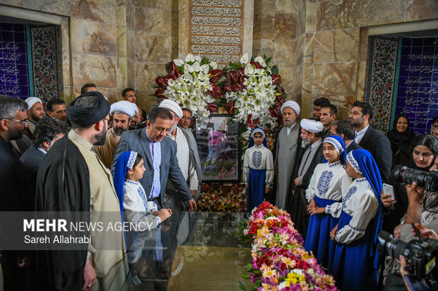 گلباران آرامگاه سعدی شیرازی