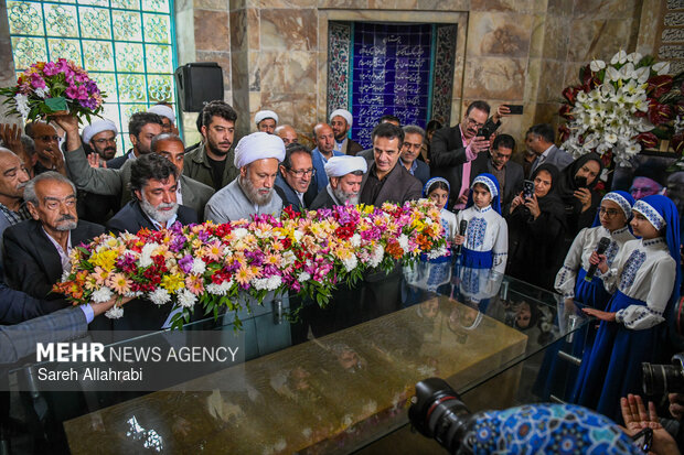 گلباران آرامگاه سعدی شیرازی