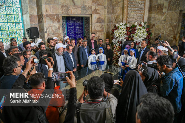 گلباران آرامگاه سعدی شیرازی