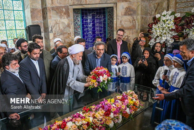 گلباران آرامگاه سعدی شیرازی