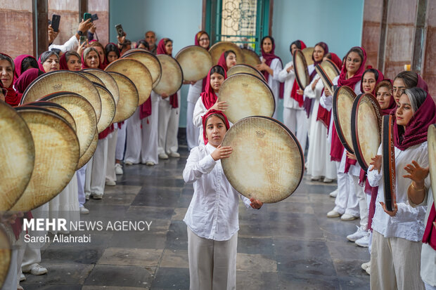 گلباران آرامگاه سعدی شیرازی