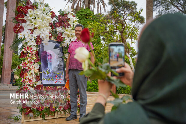 گلباران آرامگاه سعدی شیرازی