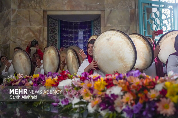 گلباران آرامگاه سعدی شیرازی