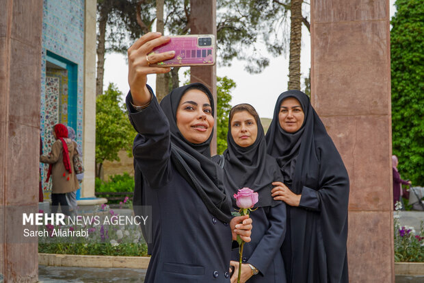 گلباران آرامگاه سعدی شیرازی