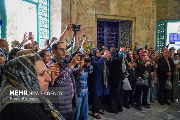 گلباران آرامگاه سعدی شیرازی