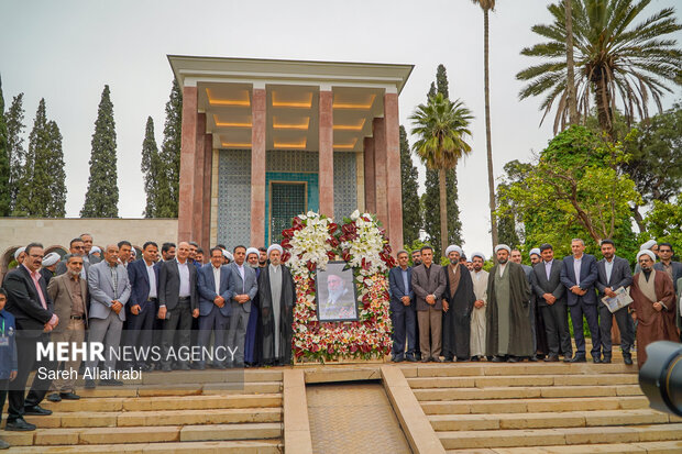 گلباران آرامگاه سعدی شیرازی