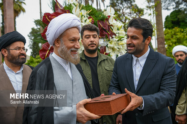 گلباران آرامگاه سعدی شیرازی