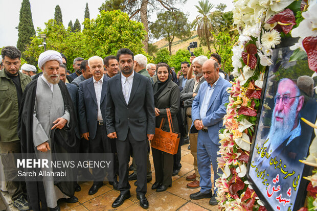 گلباران آرامگاه سعدی شیرازی