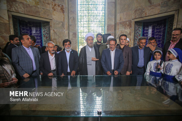 گلباران آرامگاه سعدی شیرازی