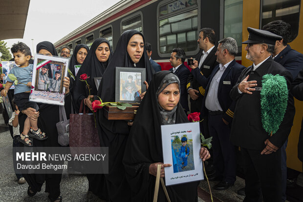 استقبال از خانواده‌های شهدای مدرسه میناب در مشهد