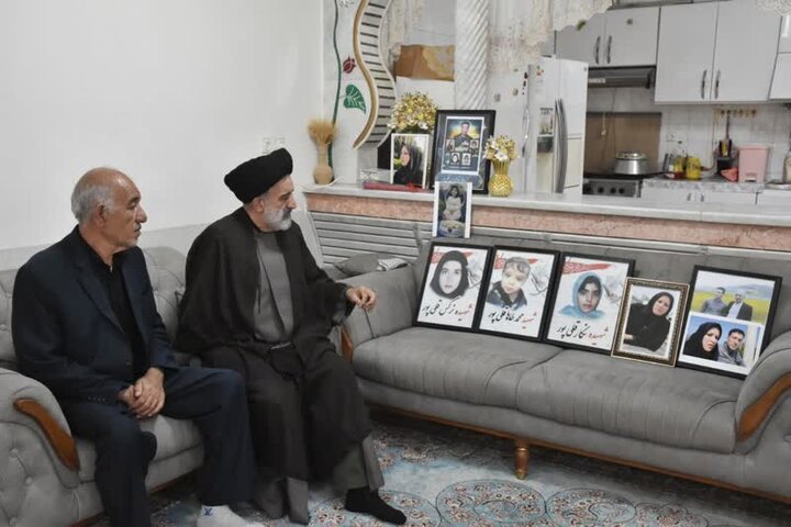 دیدار نماینده ولیفقیه در بنیاد شهید با خانواده شهدای جنگ رمضان