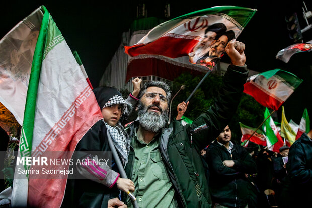 اجتماع حمایت از رزمندگان در مقابله با دشمن آمریکایی - صهیونی