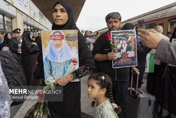 استقبال از خانواده‌های شهدای مدرسه میناب در مشهد