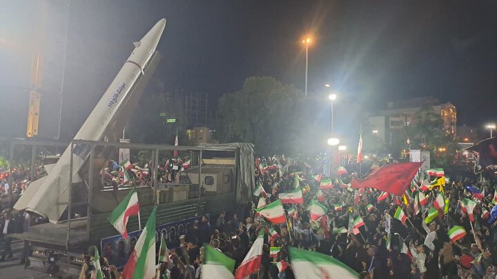 Tahran'da ABD ve İsrail'e karşı füzeler eşliğinde protesto