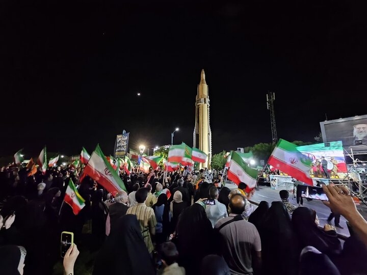 مردم دارالعباده یزد در موج ۵۲ حماسه‌آفرینی میزبان موشک‌ «قدر» شدند