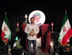 «علی رحمانیان» چهره سال ۱۴۰۴ هنر انقلاب اسلامی فارس شد