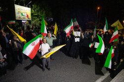 مولودی خوانی خمینی‌شهری‌ها در تجمع میدان عصارخانه در شب میلاد امام رضا