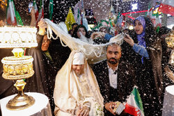 قرائت خطبه عقد زوج دانشجو در میدان شهید بجنورد