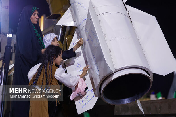 موشک فاتح 110 در اجتماع شبانه مردم بوشهر